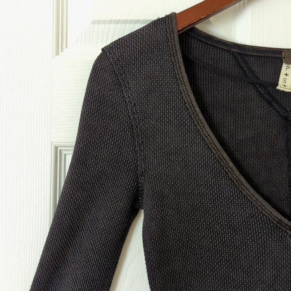 We The Free Art School Textured Thermal Knit Cuff Long Sleeve V-neck Top Gray S - Picture 3 of 10